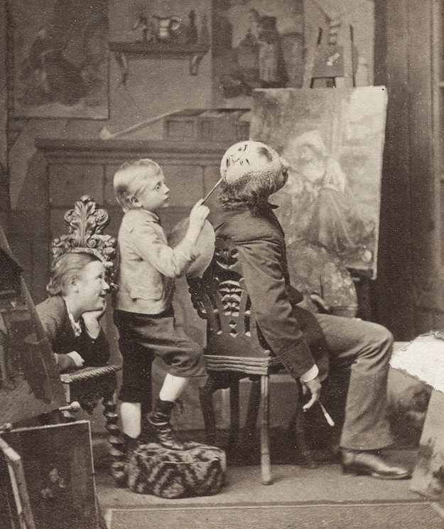Sequência de 43 fotografias antigas em preto e branco ou sépia (a reportagem original tinha 44; uma imagem externa não foi arquivada). 1. Ateliê de pintor com cavalete e quadros: um homem sentado reclinado numa cadeira tem o rosto coberto por uma máscara redonda, e um menino em pé sobre uma almofada pinta nela um rosto com pincel; outro menino, apoiado numa cadeira entalhada, observa sorrindo. 2. Menino com luvas de boxe enfrenta um pastor-alemão em pé sobre as patas traseiras, também com luvas de boxe nas patas dianteiras, dentro de um ringue de cordas montado num gramado. 3. Lápide de madeira num cume rochoso com a inscrição &ldquo;ERECTED IN MEMORY OF ERIN O KEEFE DAUGHTER OF JOHN (ilegível) NORA O KEEFE WHO WAS EATEN BY MOUNTAIN RATS IN THE YEAR 1876&rdquo;; ao fundo, uma mulher de vestido longo escuro e chapéu. Marca d&rsquo;água: &ldquo;DIABOLUS.ETSY.COM&rdquo;. 4. Cartão de estúdio: homem de cartola e terno em pé, montado sobre um potro malhado muito pequeno. Marca d&rsquo;água &ldquo;Jack Mord 2012&rdquo;; impresso no cartão: &ldquo;Studios 22, Bedford Street, -Strand- London.&rdquo; e, em vermelho, &ldquo;Hana Ltd&rdquo;. 5. Cartão-postal: menina sentada num berço de ferro, cercada de objetos (um boneco, uma espada e o que parece uma arma), olhando para o lado. Legenda impressa: &ldquo;4556 CAN IT BE THE BOGEY MAN? ROTARY PHOTO, E.C.&rdquo; e uma marca pequena (ilegível) no canto inferior esquerdo. 6. Homem de chapéu sentado na beira de uma varanda de madeira tocando violino; atrás dele, duas figuras em pé usando máscaras de palhaço, uma delas segurando um estojo de violino; um barril ao lado. 7. Cartão-postal: mão numa manga de tecido mesclado segura pela nuca um gatinho preto com laço branco no pescoço. Legendas: &ldquo;RAPID PHOTO, E.C.&rdquo;, &ldquo;“HELD BY THE ENEMY.”&rdquo;, &ldquo;4047&rdquo; e &ldquo;M&A Austin.&rdquo;. 8. Rapaz de boné num descampado segura um rifle numa mão e, na outra, um gafanhoto do tamanho de seu tronco (montagem fotográfica). Legenda escrita na foto: &ldquo;GRASSHOPPER SHOT NEAR MILES CITY MONT. ©1937 COLES STUDIO GLASGOW MONT&rdquo;. 9. Homem em traje teatral renascentista: elmo com crista, gola larga, gibão e calções bufantes listrados, cinto, meias justas e sapatilhas, diante de um cenário pintado com cortina. 10. Carte de visite: pessoa em traje de época com galões suspensa horizontalmente no ar, com apenas um braço apoiado no topo de uma haste vertical, acima de uma mesinha entre duas cadeiras. 11. Homem de uniforme de aviador, quepe e botas pendurado pelas mãos numa viga de aço no alto de um edifício, sobre uma avenida movimentada; anúncios ao fundo: &ldquo;Macy&rsquo;s&rdquo;, &ldquo;CHALM(ilegível) UNDER(ilegível)&rdquo;, &ldquo;Piedm(ilegível)&rdquo;. 12. Uma jovem em pé dentro de uma enorme saia de crinolina branca segura no alto a barra de um vestido estampado que outra mulher baixa sobre ela com duas varas; outras mulheres observam ao fundo e um aro de armação está no chão. 13. Mulher fantasiada, com touca de penas e vestido curto de babados, apoiada numa mesa ao lado de um cachorrinho vestido de fraque, gravata-borboleta e cartola. Assinatura do estúdio no canto: &ldquo;Ira (ilegível) Hill N.Y.C.&rdquo;. 14. Duas mulheres de vestido branco num cenário pintado com balanço: uma em pé segurando a corda, outra sentada; placas &ldquo;MAN WANTED&rdquo; e &ldquo;NOT MARRIED.&rdquo;. 15. Crianças sentadas em carteiras ao ar livre escrevendo em folhas, cada uma com um cone alto de papelão cobrindo a cabeça. 16. Três homens numa rua de cidade usando capacetes e viseiras transparentes em forma de bolha, com desenhos de círculos; ao fundo, fachada com letreiros parcialmente visíveis. 17. Três pessoas com fantasias de galinha e galo cobertas de penas, de mãos dadas sobre um palco diante de um cenário pintado de floresta. 18. Carte de visite: pessoa com peruca branca, barba postiça e capa de pele, segurando uma lanterna. Impresso no cartão: &ldquo;HANNA FORTHMEIJER&rdquo; e &ldquo;WEXIO&rdquo;. 19. Um homem idoso de barba branca e casaco escuro, uma criança com roupa prateada justa e antenas na cabeça, e um homem de óculos e casaco escuro segurando um livro, num estúdio com coluna à esquerda. Inscrição: &ldquo;Zohar STUDIOS&rdquo;. 20. Pessoa com máscara peluda de olhos grandes, como uma coruja, segura uma pinça extensível de braços articulados diante de um muro claro. 21. Ao ar livre, entre árvores sem folhas: uma figura de máscara e chapéu pontudo, à esquerda, e uma figura de barba longa branca, capuz e capa montada num grande cavalo de balanço branco; um cavalinho de brinquedo no chão. 22. Dois militares de uniforme e quepe num balcão de madeira usando óculos de proteção e dispositivos com cornetas acústicas presos à cabeça. Inscrição pequena no canto inferior direito: &ldquo;(ilegível) goodman&rdquo;. 23. Cartão de estúdio: dois rapazes de paletó, gravata-borboleta e calças curtas posados lado a lado de modo que apenas duas pernas aparecem. Impresso: &ldquo;Wendt&rdquo;, &ldquo;IVORY PROCESS&rdquo;, &ldquo;BOONTON, N.J.&rdquo;. 24. Duas mulheres num banco de parque: a da esquerda segura um filhote de leão no colo, que cobre seu rosto; a da direita segura um pequeno animal escuro. 25. Cartão de estúdio: homem barbado sentado ao lado de uma mesa com toalha estampada, garrafas, um copo e um pequeno animal branco sob sua mão. Marca d&rsquo;água: &ldquo;THE THANATOS ARCHIVE&rdquo;; impresso: &ldquo;Whitney&rdquo;, monograma, &ldquo;Berlin Falls, NEW HAMPSHIRE.&rdquo;. 26. Detalhe ampliado da foto anterior: garrafas, copo com líquido escuro e o pequeno animal branco sob a mão do homem. 27. Dois homens em pé sobre uma barra horizontal apoiada em dois postes, girando bambolês na cintura; abaixo, num campo cercado por muro de pedra, um grupo de homens também gira bambolês. Anotação manuscrita no topo: &ldquo;PP#5 2 3/8&rdquo; × 5 3/8"". 28. Carte de visite: três homens de barba e casaco em volta de um pedestal com uma galinha; o da direita segura o pescoço da ave. 29. Cartão de estúdio: criança pequena de vestido e gorro diante de cenário pintado, com a mão no focinho de um jacaré; outro jacaré de boca aberta à frente. Manuscrito: &ldquo;He wont bite you, Auntie&rdquo;; impresso: &ldquo;Parsons&rdquo; e &ldquo;1407 Market Street, ST. LOUIS.&rdquo;. 30. Cartão de estúdio: quatro rapazes de cartola e ternos xadrez iguais, com guarda-chuvas e flores na lapela; um deles segura uma guia presa a um filhote branco. Inscrições: &ldquo;2012 Laddy Kite&rdquo;, &ldquo;Trager&rdquo;, &ldquo;Mazomanie, Wis.&rdquo;. 31. Detalhe ampliado da foto anterior: o filhote branco na guia entre os pés dos rapazes. 32. Mulher de vestido xadrez agachada num quintal junto a uma bacia, com um animal malhado de costas em primeiro plano e um carro antigo à esquerda. Legenda no topo: &ldquo;MAR 1961&rdquo;. 33. Carte de visite: mulher barbada de vestido longo e armado, com a mão no ombro de um rapaz também barbado, de blusa xadrez. 34. Mulher numa cozinha morde um grande pedaço de carne assada segurado com as duas mãos; ao lado, uma bacia com mais pedaços sobre o balcão. 35. Dois soldados de chapéu de campanha em pé sobre um toco de árvore, cada um com uma perna cruzada sobre a do outro, como se compartilhassem as pernas. 36. Palco com cortina: uma pessoa com fantasia de rato, ajoelhada, toca a perna de uma figura de túnica e meia-calça abraçada a uma mulher de tiara. 37. Sete homens uniformizados e de quepe posam em estúdio; o do centro segura as rédeas de um cavalo de balanço de brinquedo montado por um boneco de bebê. Inscrição pequena à direita (ilegível). 38. Detalhe ampliado da foto anterior: o cavalo de brinquedo e o boneco de bebê sobre ele. 39. Dois homens de boné seguram entre eles um esqueleto de cartola, com uma bota no pé; cada um segura um osso, e há uma bicicleta ao fundo. 40. Página de revista com o título &ldquo;MISCELLANY&rdquo;: uma cegonha com as pernas enfaixadas calçando sapatos caminha num chão de cascalho; pessoas observam ao fundo. Número de página (ilegível) na margem. 41. Mulher de combinação curta reclinada numa espreguiçadeira de vime, com um pé apoiado num urso de pelúcia de tamanho humano sentado na outra ponta. 42. Mulher de cabelos longos e vestido de renda, de olhos fechados e boca aberta numa careta, como num espirro ou choro. 43. Menino dormindo de bruços numa cama enquanto um corvo empoleirado no colchão segura o lençol com o bico.