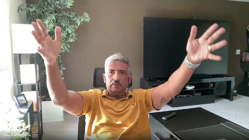 Si Fu abre os braços para descrever os galhos de uma árvore ao explicar Moon Paai