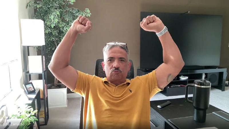 Si Fu ergue os dois punhos para mostrar a ideia pictográfica do Fu de pai, um homem de peito aberto com duas armas em punho