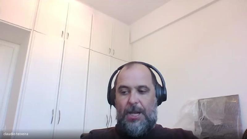 Claudio Teixeira fala na rodada de devolução ao fim do terceiro encontro de Chinês Instrumental