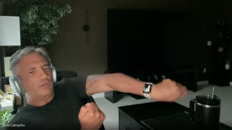 Si Fu estende o braço ao explicar que jogar a faca e parar corta a sorte