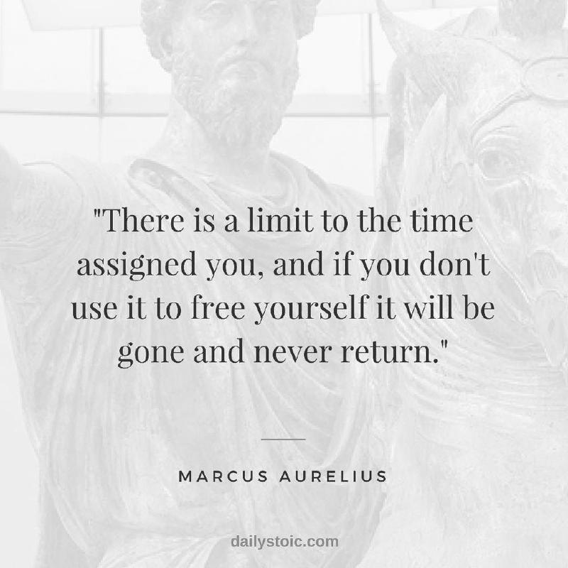 Cartão quadrado com fotografia esmaecida da estátua equestre de Marco Aurélio ao fundo e texto escuro centralizado. Texto: ““There is a limit to the time assigned you, and if you don’t use it to free yourself it will be gone and never return.”” / “MARCUS AURELIUS” / “dailystoic.com”