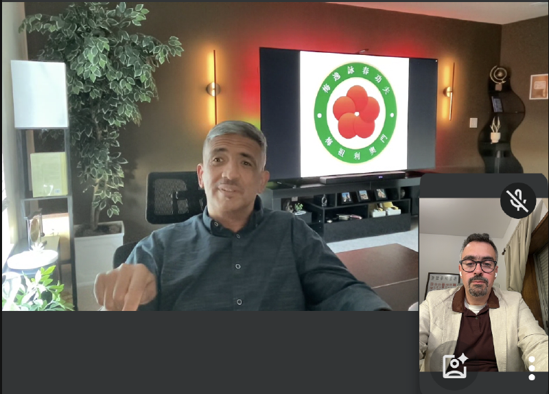 Si Fu durante o III Encontro do Programa de Mestrado, com o emblema da família Moy Jo Lei Ou no fundo