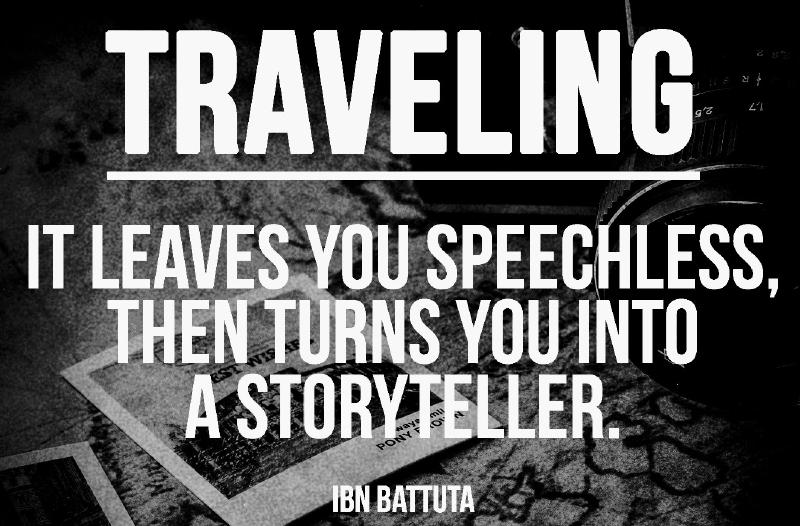 Imagem em preto e branco com fundo de mapa, fotografias antigas e lente de câmera, com texto branco em caixa alta. Texto: “TRAVELING” / “IT LEAVES YOU SPEECHLESS, THEN TURNS YOU INTO A STORYTELLER.” / “IBN BATTUTA”. Nos cartões ao fundo há textos parcialmente visíveis e (ilegível).