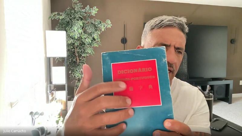 Si Fu mostra a capa do dicionário chinês-português que recomenda consultar em papel