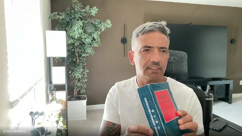 Si Fu mostra a edição azul do dicionário chinês-português que recomenda consultar em papel