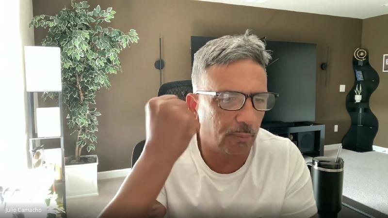Si Fu fecha a mão em punho ao explicar kuen 拳 como a mão fechada