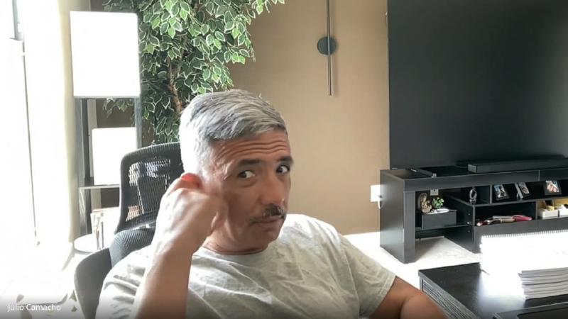 Si Fu leva a mão à cabeça ao dar o exemplo do teto que cai