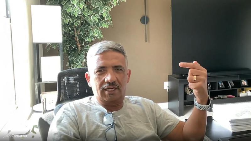 Si Fu aponta com o dedo ao propor a linha central como bússola padrão e o braço como agulha de uma bússola normal