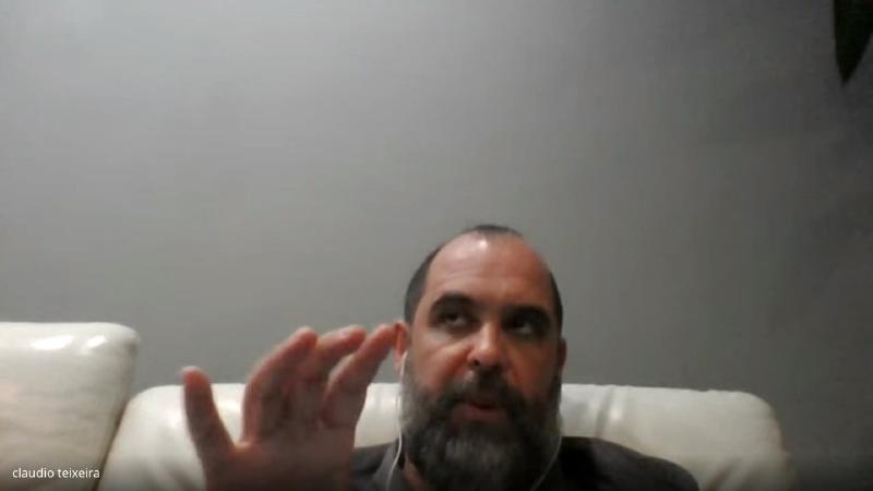 Claudio Teixeira pergunta por que, em alguns filmes, quem não é To Dai chama um mestre de Si Fu