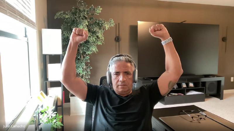 Si Fu ergue os braços na posição que usou para ilustrar o Fu de pai, um homem de peito aberto com duas armas para proteger a família