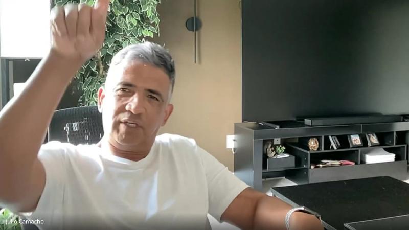 Si Fu ergue a mão ao falar das direções em que o chinês pode ser escrito