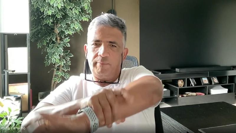 Si Fu segura o próprio antebraço ao explicar que Lap Sau tem mais de puxar do que de agarrar