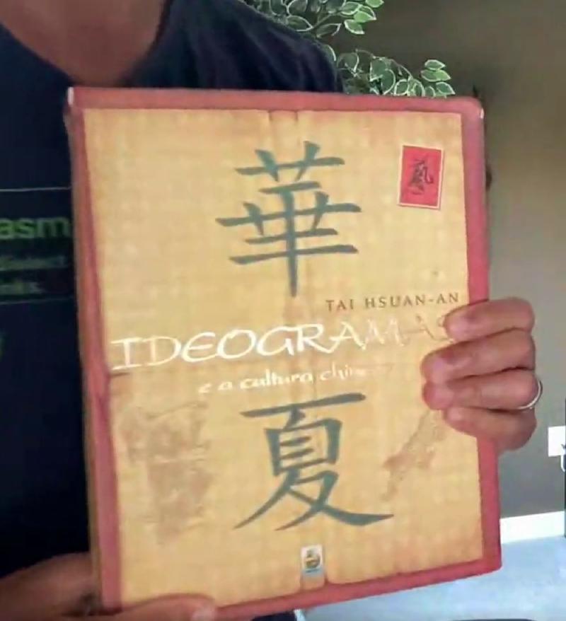A capa erguida para a câmera, com 華夏 em caligrafia, o selo vermelho e o título