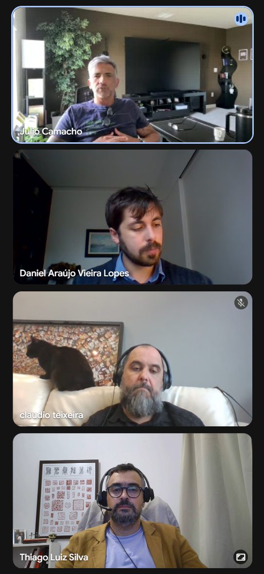 O gato de Claudio sobe no encosto do sofá no meio da conversa