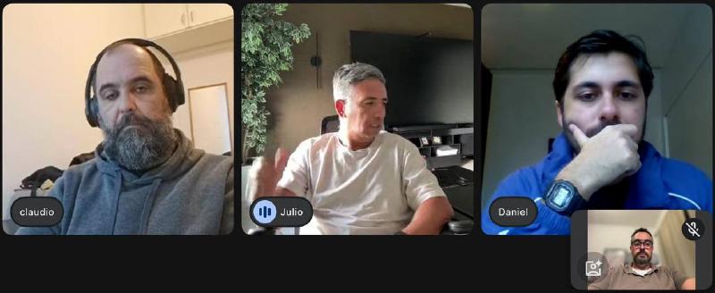 Daniel acompanha de mão no queixo enquanto Si Fu fala