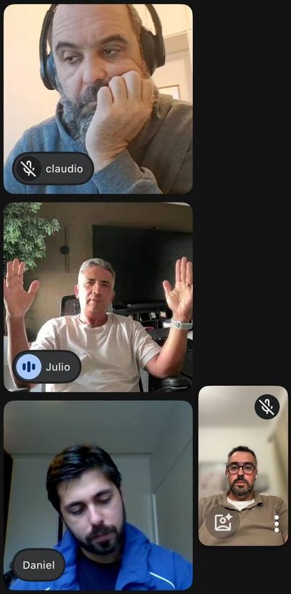 Si Fu com as duas mãos erguidas, entre Claudio e Daniel