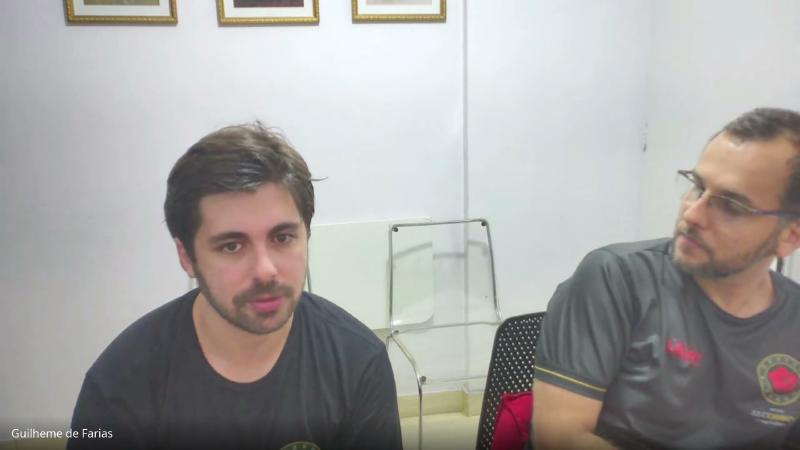 Daniel Araújo fala, ao lado de Guilherme Farias