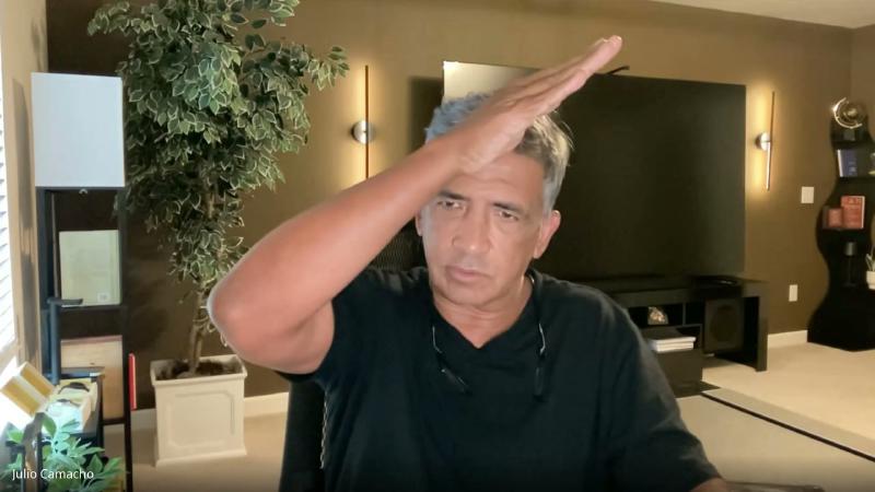 Si Fu marca o quarto tom com o gesto de corte rápido